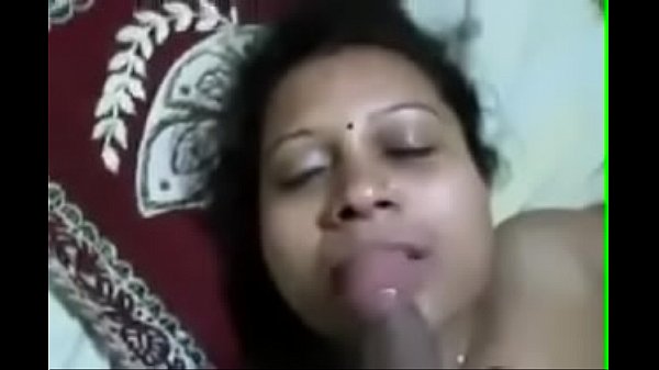 दोस्त के मेहरारू से लंड चूसवावत बानी