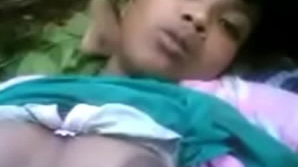 उमेश आपन बहिन के खेत में ले जाके चोद देलन