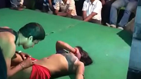 ओर्केस्ट्रा स्टेज पर लड़का लड़की के नंगा नाच होता