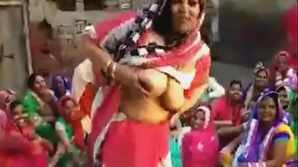 गाँव के औरत चूची देखा के नाचत बिया