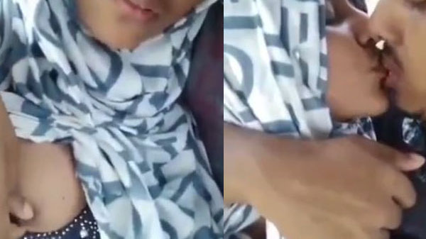 मुस्लिम लड़की के चूची दबावत बानी