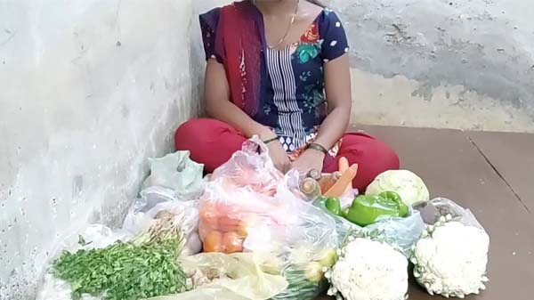 सब्जी वाली के निहुरा के चोदाई