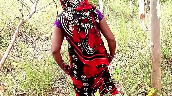सेक्सी औरत के खेत में चोदाई