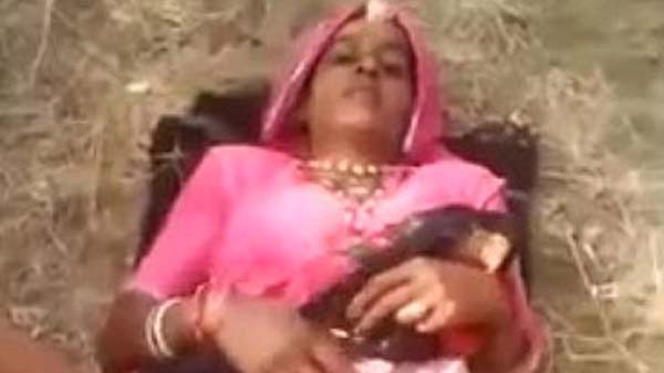 बिहारी भाभी खेत में सेक्स करत बारी