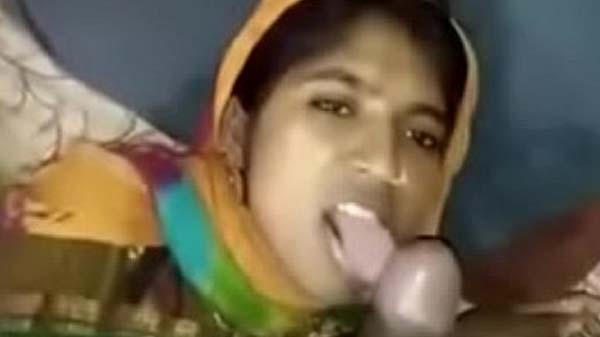 छोट बहन के लंड चूसा के चोद देनी