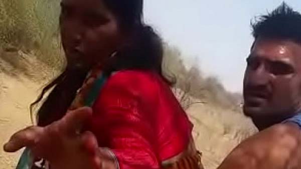 गाँव के दबंग आदमी औरत के चोदत बारन