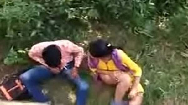 गाँव के सेक्सी लड़की के खेत में चोदाई