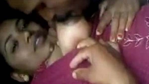 गर्लफ्रेंड के चूची चुसत बानी
