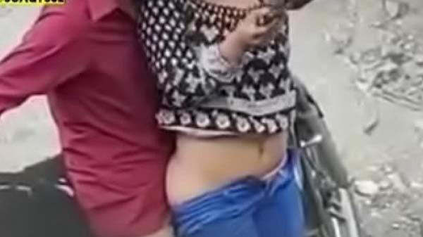 खड़े खड़े देहाती लड़की के चोदाई