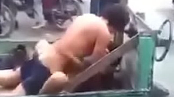 ट्रेक्टर के ट्राली में चोदाई