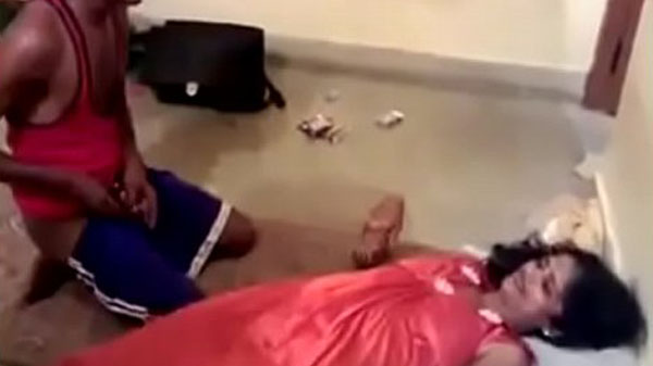 सेक्सी आंटी ड्राईवर के साथ सेक्स करत बारी