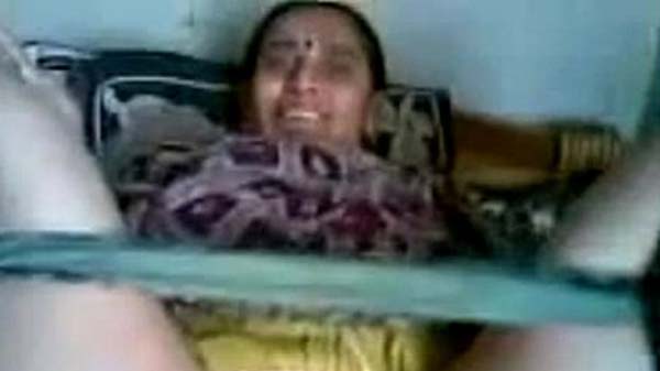 बिहारी रंडी के टांग खोल के चोदाई
