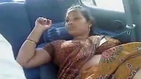 कार में रंडी के बुर चोदाई