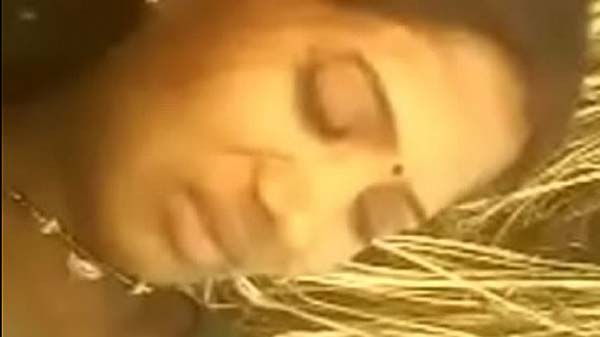 धान के पुआल पर भाभी के चोदाई