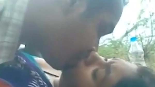 गाँव के आंटी के खुला में चोदाई