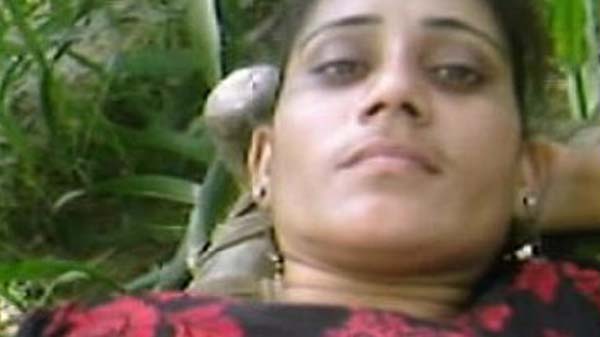 खेत में देहाती गर्ल के बुर चोदाई