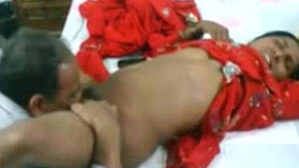 पड़ोसी हमार चाची के चोदत बा