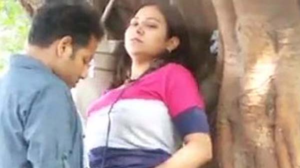 पीपल के पेड़ के नीचे गर्लफ्रेंड के चोदाई