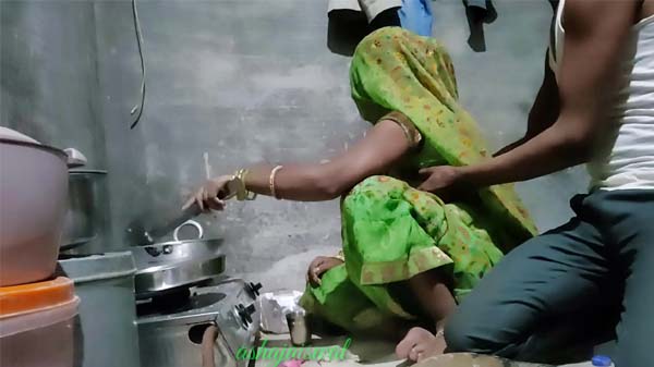 खाना घर में पड़ोसन के चोदाई