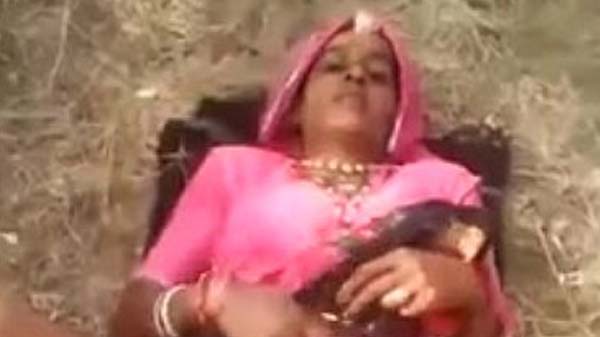 विलेज भाभी के ज़मीन पर चोदाई