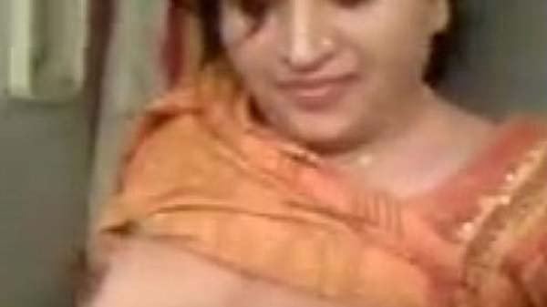 बिहारी पड़ोसन भाभी के चूची दबा देनी