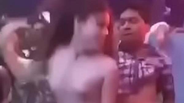 डांसर चूची देखा के नाचत बिया