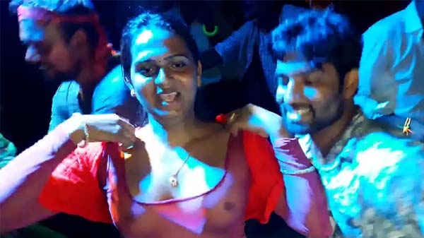 सेक्सी लड़की अश्लील डांस करत बिया