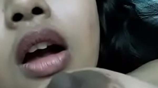 सेक्सी लड़की चूची से खेलत बिया