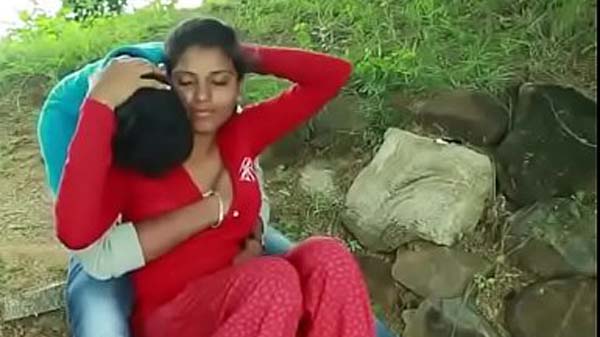 बिहारी कपल खेत में रोमांस करत बा