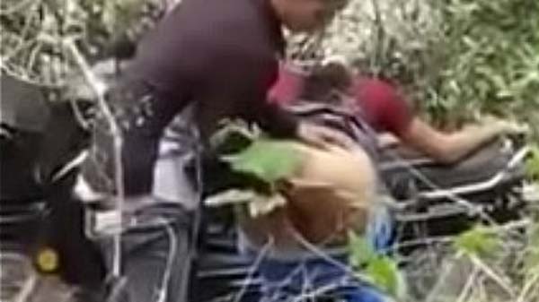 देहाती लड़की के बाइक रोक के चोदाई
