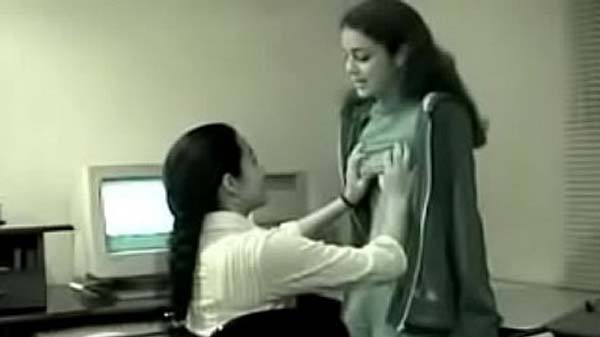 देसी लेस्बियन ऑफिस में सेक्स करत बिया
