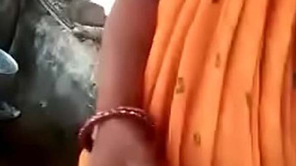 दूकानदार आंटी बुर देखावत बारी