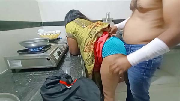 सब्जी बनती कामवाली के बुर चोदाई