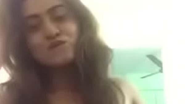 सेक्सी गर्ल चूची दबावत बिया