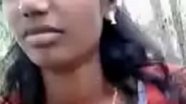 सेक्सी लड़की के चूची दबावत बानी