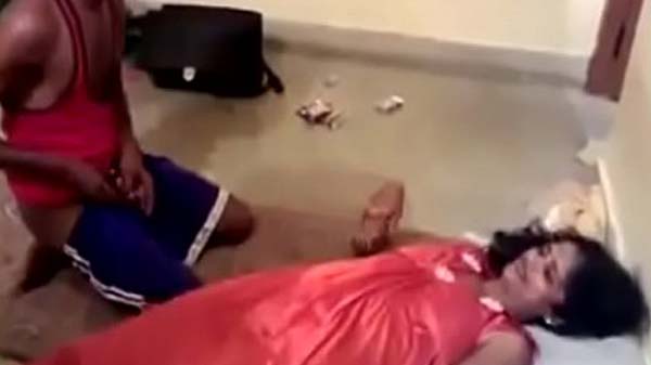 देहाती आंटी ड्राईवर से चोदवा लेली