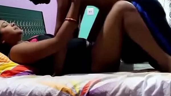 देसी भाभी के जोरदार चूत चोदाई के विडियो