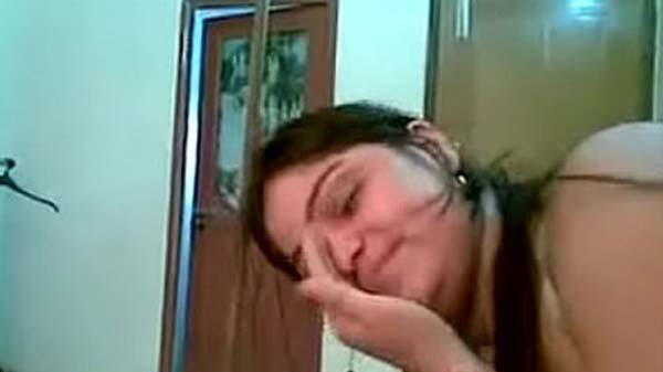सेक्सी पड़ोसन लंड चुसत बिया