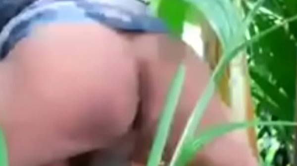 खेत में रंडी के हार्ड बुर चोदाई