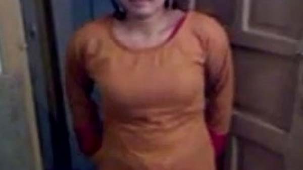 देसी लड़की चूची देखावत बिया