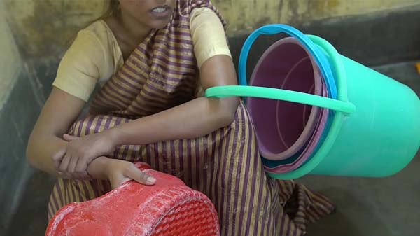 बाल्टी बेचे वाली औरत के चोदाई