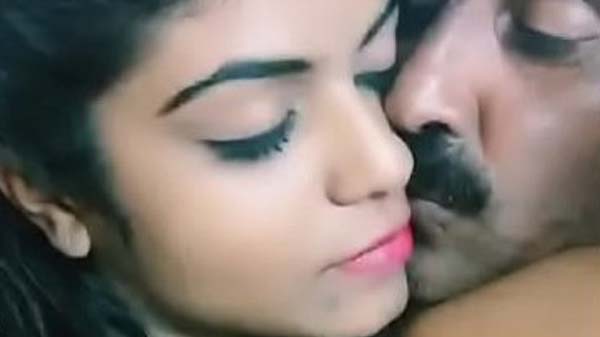 सेक्सी लड़की चोदवा लेली अंकल से