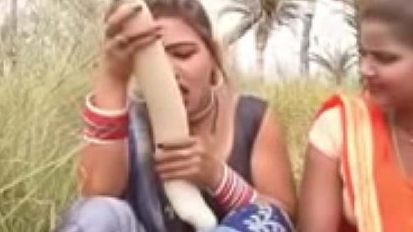 ननद भौजी अश्लील बात करत बा