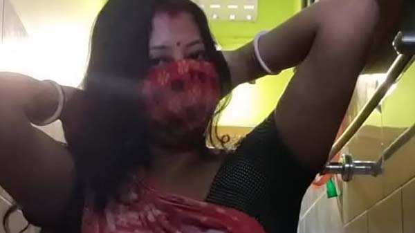 सेक्सी भाभी के बाथरूम वाला विडियो