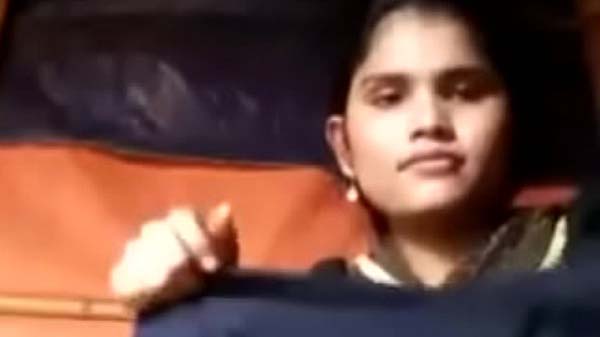 सेक्सी लड़की चूत में ऊँगली करत बारी