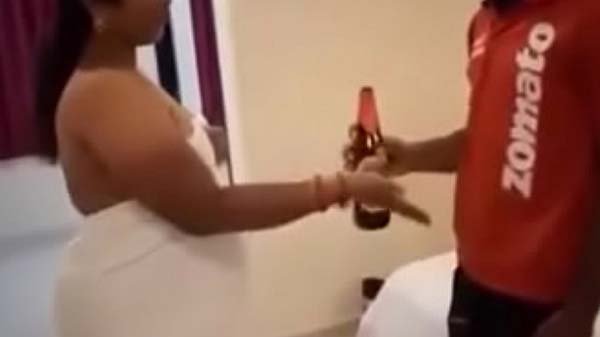 ज़ोमेतो वाला लड़का भाभी के चोदत बारन