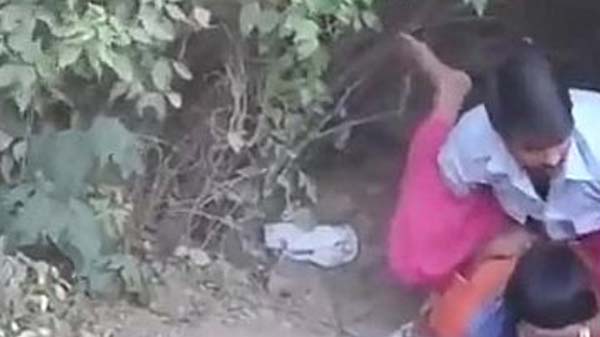 बोरा बिछा के रंडी के चोदाई
