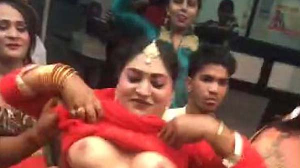 हिजरा ग्रुप मुजरा करत बा