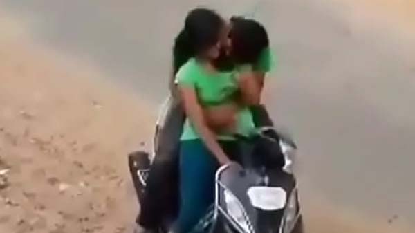सेक्सी लड़की रोड पर चूची मिस्वावत बारी