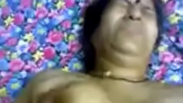 चाची के बुर चोद के संतुस्ट कर देनी